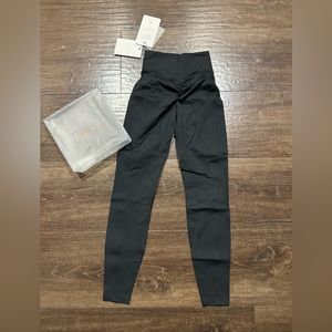 Bombshell Sportswear black Curves leggings